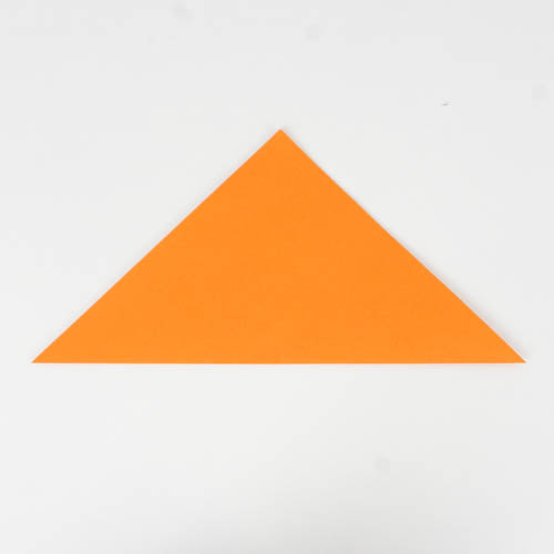 Origamipapier diagonal in der Hälfte gefaltet.