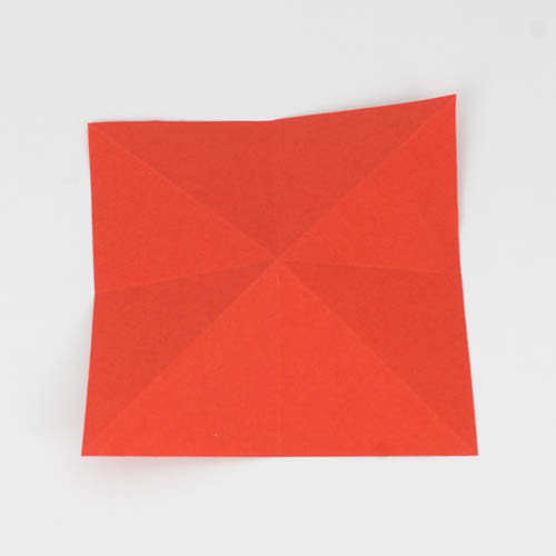 Origami Papier sowohl diagonal, als auch horizontal zweifach gefaltet.