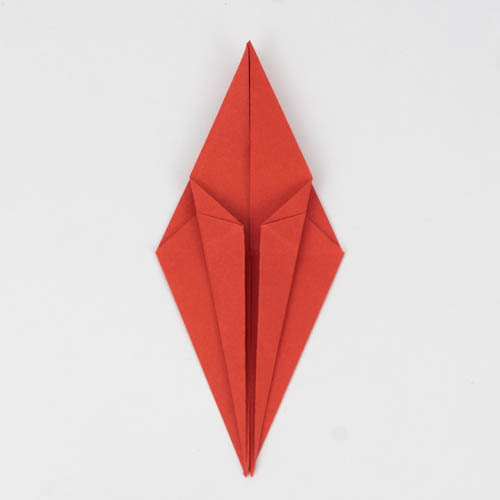 Die linke und rechte Ecke wurden in die Mitte des Origami Vogels gefaltet.
