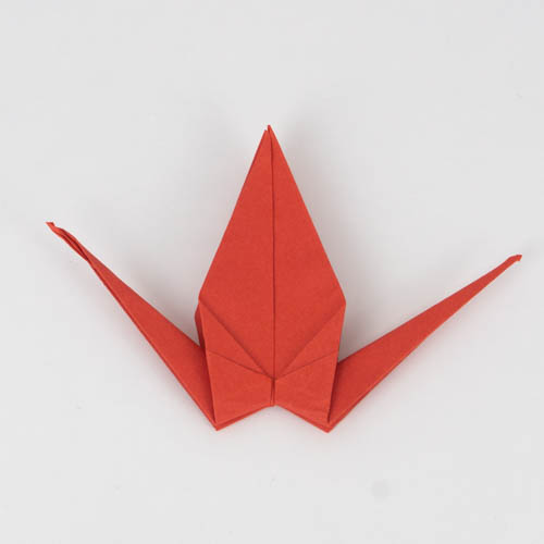 Der Origami Kranich nimmt Form an.