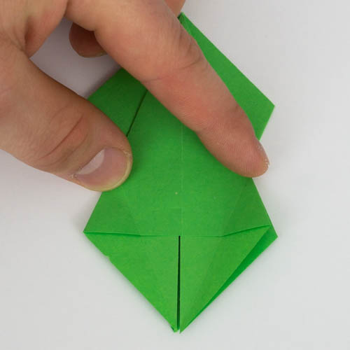 Beide Seiten werden wieder zurück gefaltet - Papagei basteln Origami