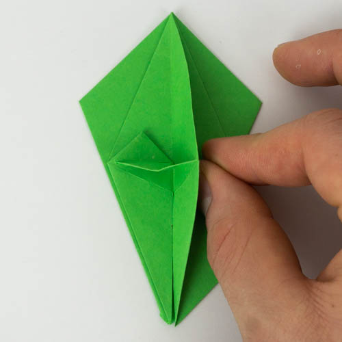 Origami Papagei falten - Falte die rechte Lage auf die linke.