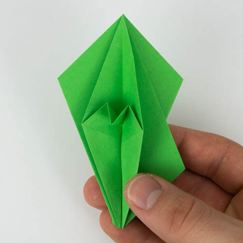 Die rechte Seite wurde nun auf die linke Seite des Origami Vogels gefaltet.