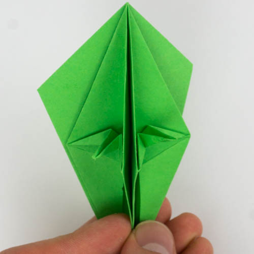 Beide Spitzen wurden nun richtig umgefaltet - Origami Vogel falten Anleitung