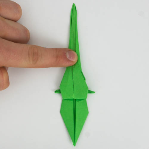 So sollte der Origami Vogel aussehen, wenn die Spitzen nach oben gefaltet sind.