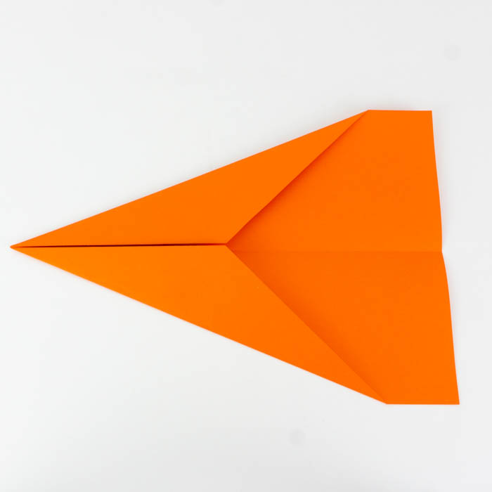Ein Papierflugzeug für Anfänger falten - Anleitung
