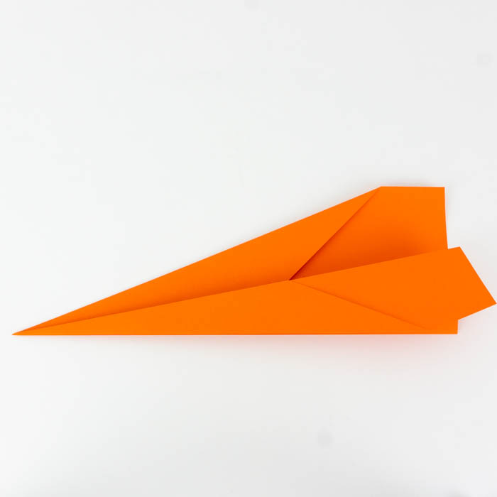 Ein Papierflugzeug falten - Anleitung 
