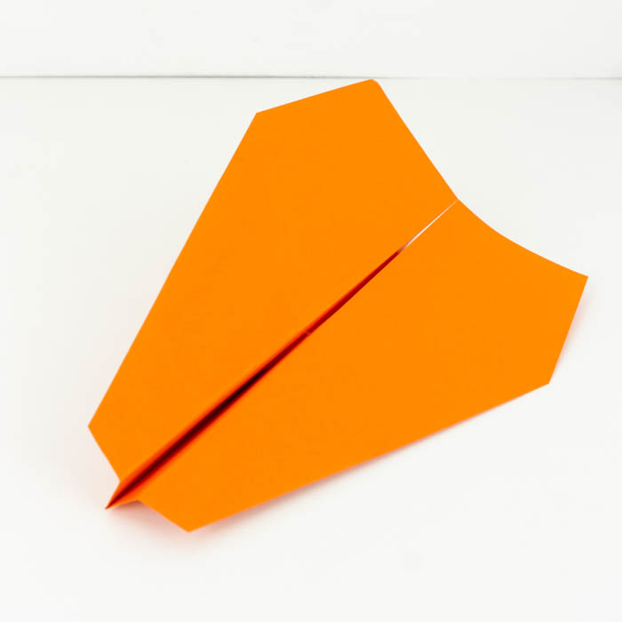 Eine Papierflieger Bastelanleitung - Papierflugzeug basteln - Stump Dart falten - Papierflieger
